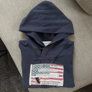 Ralph Lauren Hoodie - Hej! Säljer denna snygga och unika Ralph Lauren hoodie. Den är i storlek M. Super bra skick.