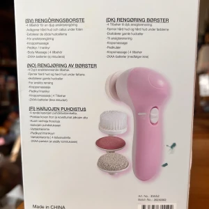 Elektrisk rengörings och massageborste! - Rosa elektrisk rengörings och massageborste med 4 olika munstycken för t ex ansiktet, pedikyr och massage. Drivs med 2 st AA-batterier som medföljer. 