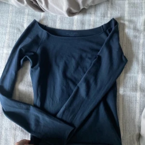 Mörkblå off shoulder topp  från Brandy Melville - Säljer en stilren mörkblå långärmad topp från Brandy Melville. Perfekt för en enkel och snygg look. Toppen har en klassisk design med rund halsringning. Storlek s
