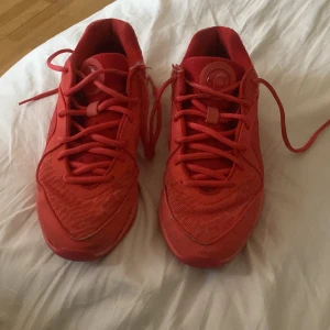 Basket skor KD 16 - Basket skor KD 16 i färgen röd, köpta i början av året och säljer nu eftersom jag har köpt nya. Men dessa funkar helt perfekt, de har lite skada som jag visar på bilden men inget stort. De är köpta för ungefär 1400kr men sänkt priset en aning eftersom de är både använda och för skadan.