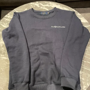 Ralph Lauren Sweatshirt  - Sjukt snygg Sweatshirt från Ralph Lauren. Den är mer eller mindre ny och är använd fåtal gånger. Den har inga defekter eller skador alls. Det är en storlek L men sitter lite mer som M då den är ganska kort i modellen, men om man är L och liter kortare kommer den också passa perfekt. Vid några frågor eller funderingar är de bara att höra av dig.    MVH Stockholm Wardrobe  