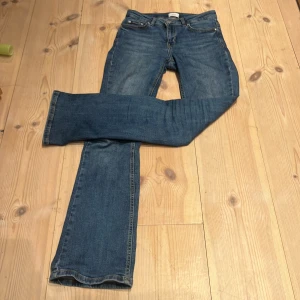 Low bootcut  - Jättesnygga jeans från GRUNT i modellen Texas Low Flare o färgen Blue. Storlek 26 men är stretchiga o kan spännas in i midjan så passar både större o mindre. Jättefint skick, dock en liten defekt på höger ben där en katt satt klorna (bild 5). Skriv!🩷