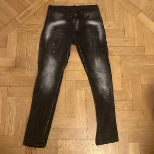 Dsquared2 jeans med slitningar  - Nu skick Dsquared2 jeans. Använda få tal gånger. Skick 9/10. Storlek W28 L30. Byxorna passar någon som är ungefär 170. Passformen är slimfit.