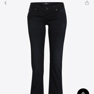 Nattblå ltb jeans - jättesnygga nattblå ltb jeans som är som nya, använda ca 3 gånger och är i superfint skick. Passar till allt och är stretchiga 🥰