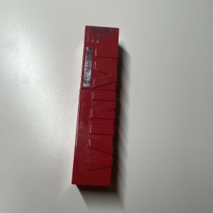 Rött läppstift från Maybelline - Snyggt rött läppstift från Maybelline Superstay Ink i nyansen 62 Irresistible. Perfekt för en hållbar och intensiv färg på läpparna. Kompakt och stilren förpackning. Jag testade bara 1 gång.