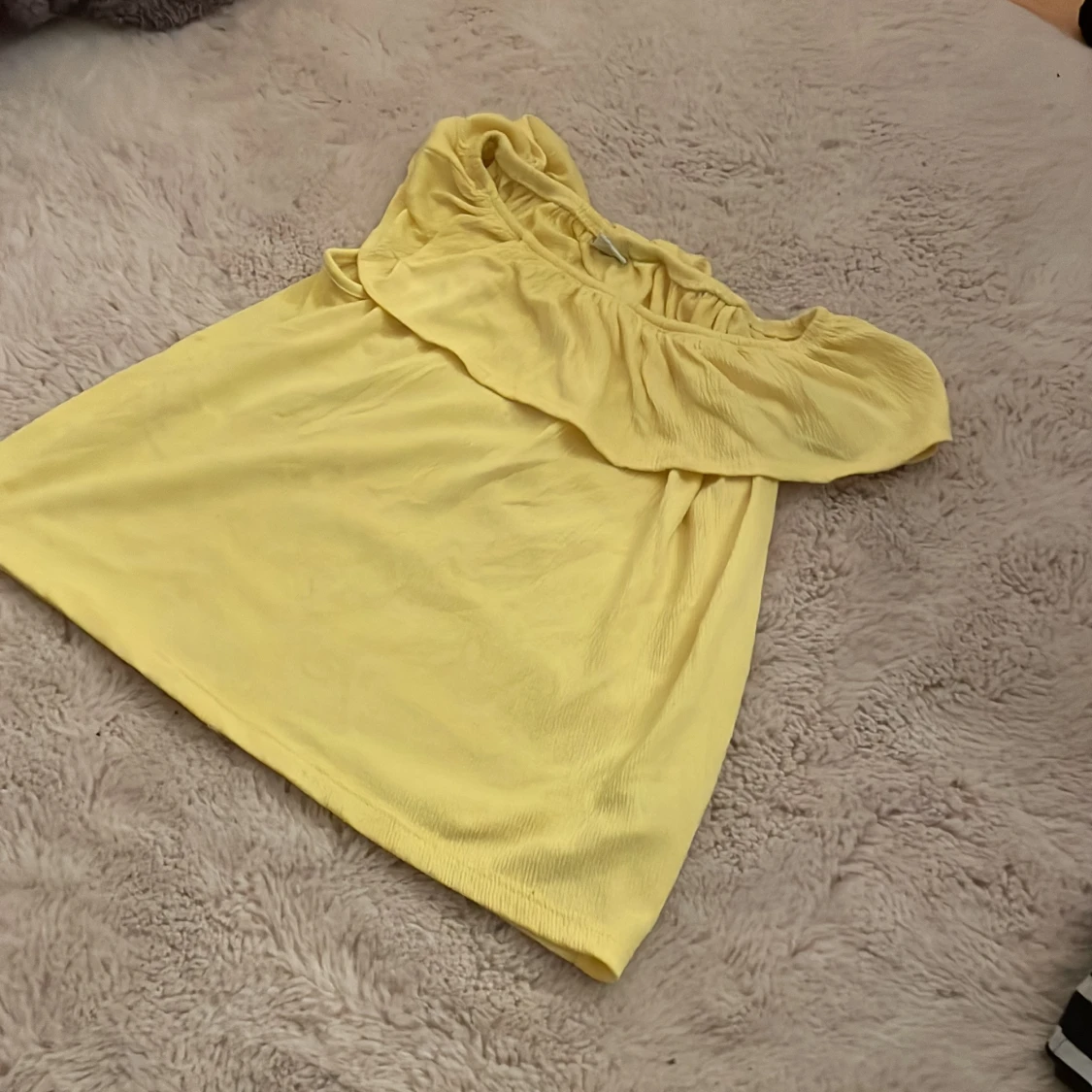 Gul offshoulder topp från Lindex - 91