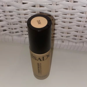 IsaDora Wake Up The Glow Luminous Foundation - IsaDora Wake Up The Glow Luminous Foundation i nyansen 3W. Denna foundation ger en strålande finish och innehåller vitamin E och hyaluronsyra för extra vård. SPF 50 skyddar huden mot solens strålar. Perfekt för en jämn och naturlig look. Säljer pga den inte passar min hudton har bara testat en gång.