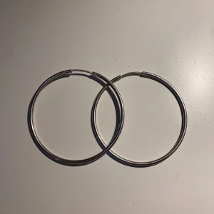 Hoops örhängen - Guldfynd  - Väldigt eleganta och fina hoops-örhängen köpta på Guldfynd. De är i äkta silver och rostar inte. De har använts några gånger men är i mycket bra skick. Eftersom de inte längre kommer till användning säljs de därför💓