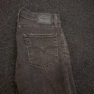 Svarta jeans från Levi's - Snygga svarta jeans från Levi's knappt använda 