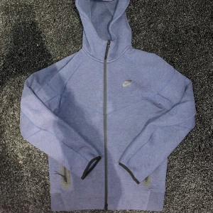 Nike tech fleece  - Nike tech fleece hoodie, använd få gånger.