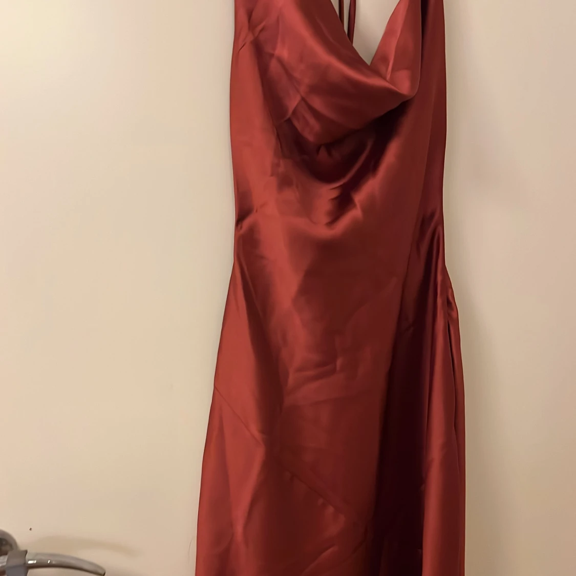 Vinröd långklänning i satin - 92