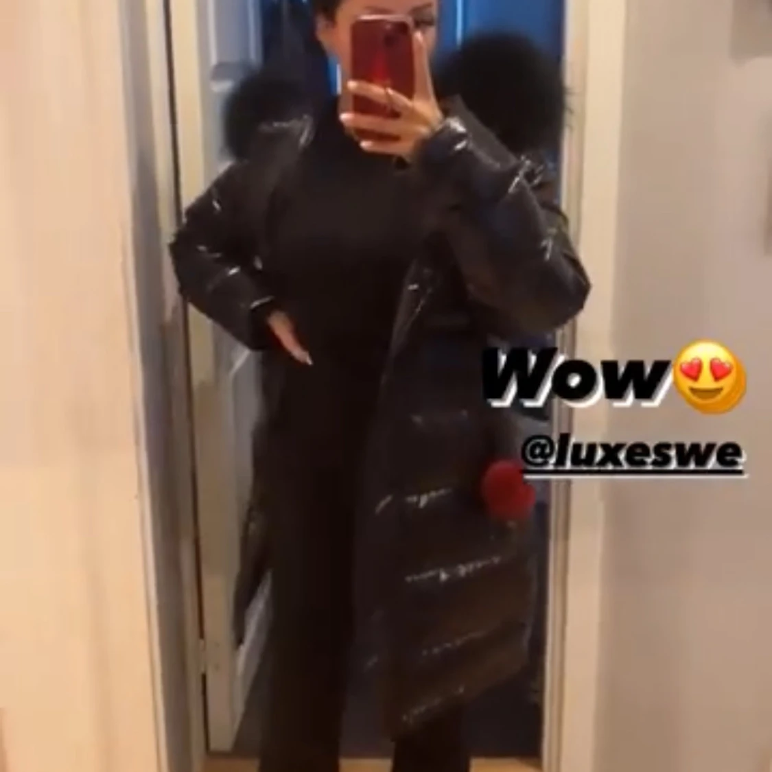 Svart glansig pufferjacka med pälsdetalj - 90