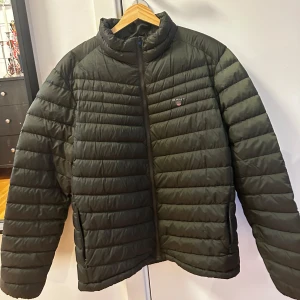 Gant Jacka - Hej! säljer min Gröna Gant jacka🤩Är i storlek 170/M. Är i mycket bra skick.Nypris:3000kr Skriv vid funderingar✍️