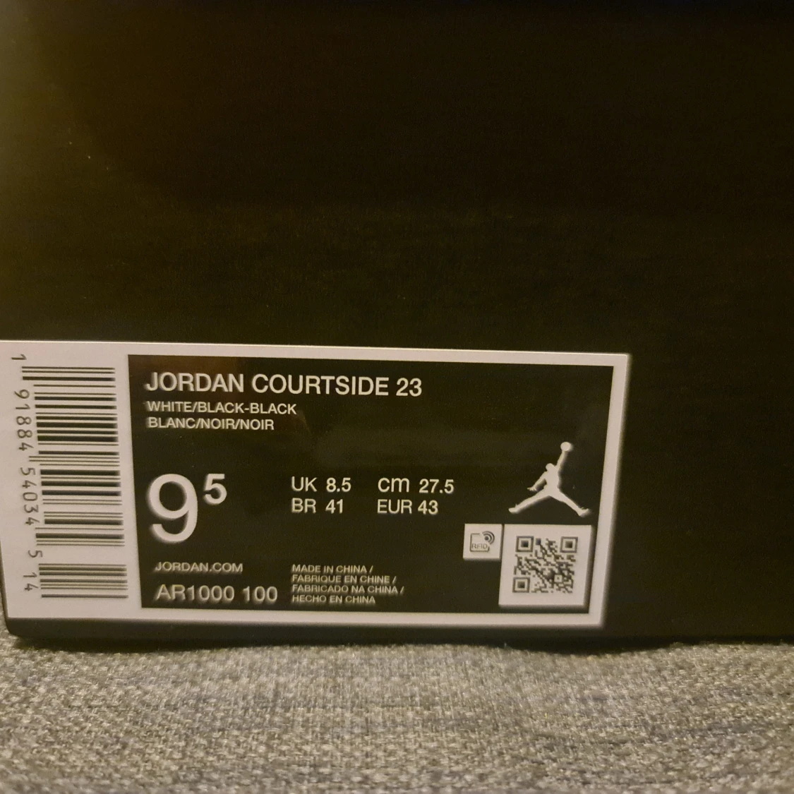 Jordan Courtside 23 i vitt och svart