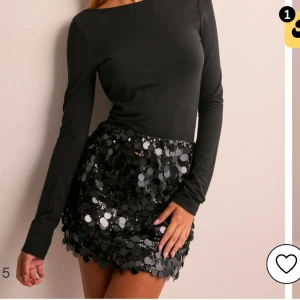 Svart glittrig minikjol från Nelly - Sjukt snygg minikjol från Nelly som är helt slut på hemsidan. Kjolen är endast testad och prislapparna kvar, då jag beställde hem flera plagg. (Nypris 400kr) Helt perfekt till nyår! 🤍