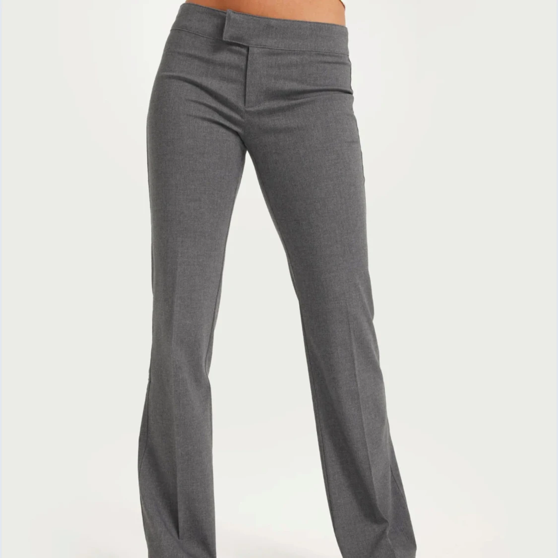 Grå kostymbyxor