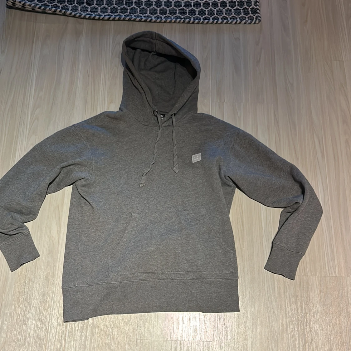 Grå hoodie från Acne Studios