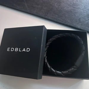 Svart flätat armband från Edblad - Snyggt svart flätat armband från Edblad. Perfekt accessoar för en stilren look. Armbandet har en enkel och elegant design med ett diskret lås. Nypris 750!