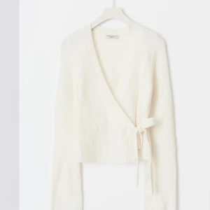 Gina omlott kofta!💕 - Helt ny omlottkofta MED PRISLAPPAR KVAR från Gina tricot! Den är helt slutsåld och väldigt eftertraktad💕först till kvarn! Säljer både i xs och s och finns även svart och grå