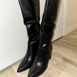 Svarta stövlar från Nelly - Säljer dessa snygga svarta stövlar från Nelly med låg klack och spetsig tå då jag inte kan gå i klack🙊 