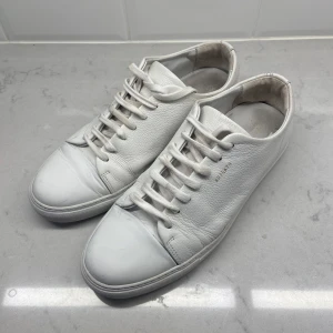 Arigato Skor - Ett par snygga Axel Arigato skor i fint skick. Storlek 44. Hör av dig vid frågor eller funderingar!