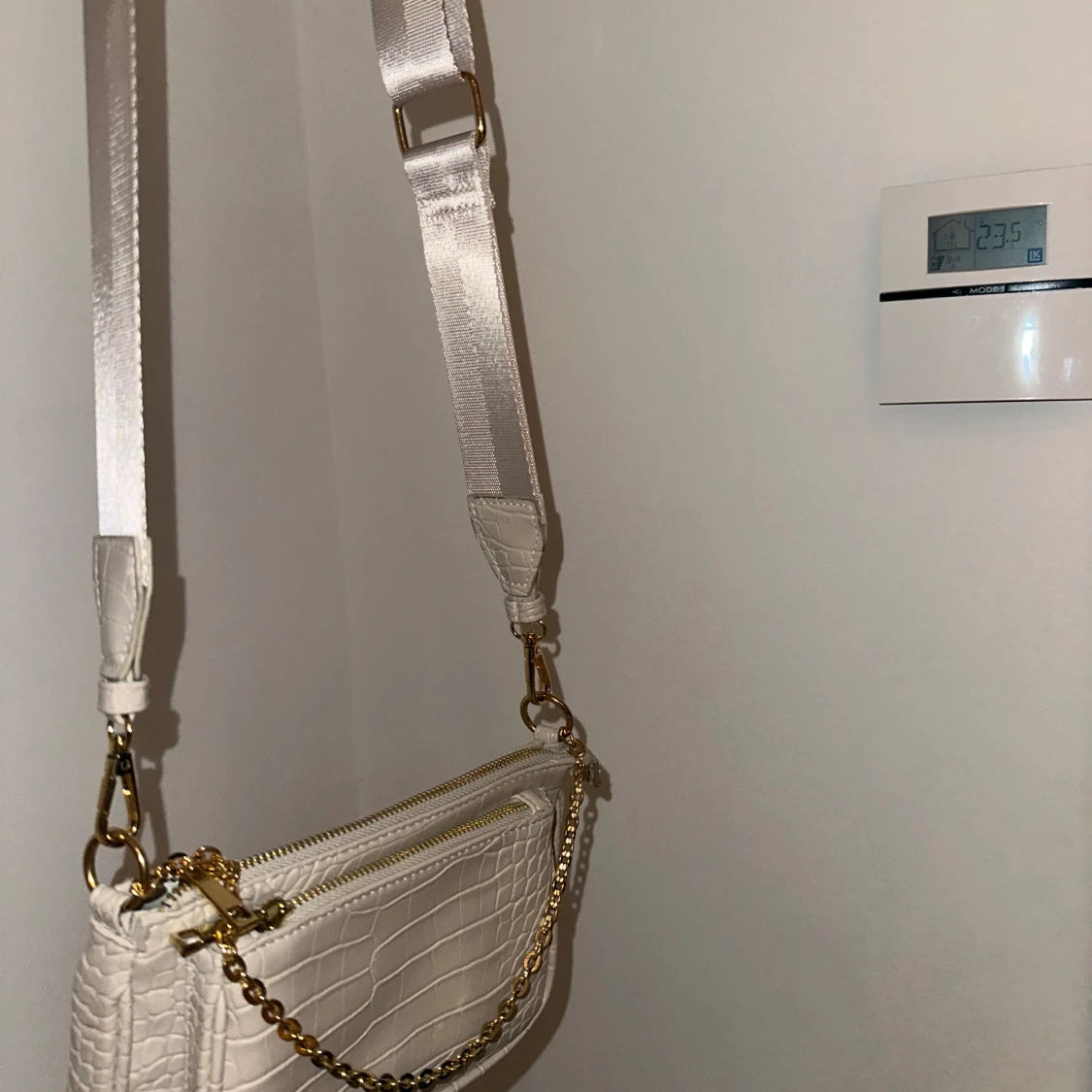 Vit axelväska med kedjedetalj - 90
