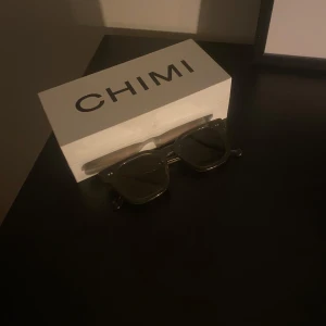 Gröna solglasögon från CHIMI - Hej! Säljer mina gröna CHIMI 04. Allt på bilderna medkommer. Endast använda en sommar. Hör av dig vid eventuella frågor!