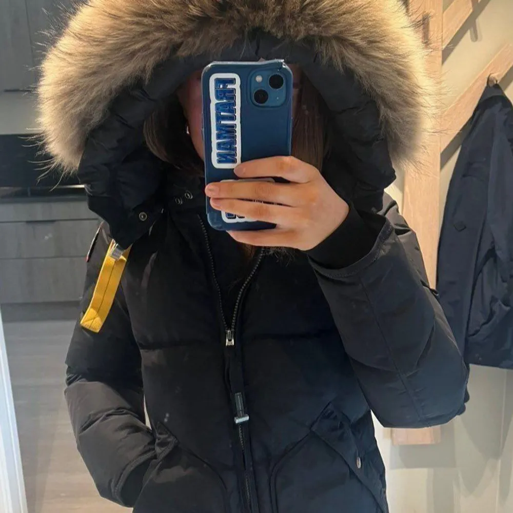 Säljer min parajumpers i storlek L jätte fin skick äkta päls jackan är köpt för 12000kr kvitto hittas inte efter flytt säljs för 4500kr. Takit.