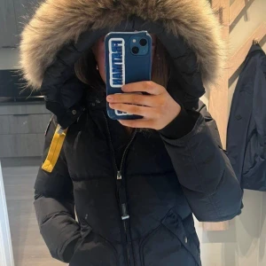 Parajumpers jacka - Säljer min parajumpers i storlek L jätte fin skick äkta päls jackan är köpt för 12000kr kvitto hittas inte efter flytt säljs för 4500kr