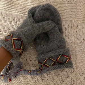 Handstickade Lovikka vantar i  100% Svenskt Ull - Handstickade Lovikka vantar🥰 Garnet är äkta Lovikka och 100% Svensk Ull.  Vantarna på bilden motsvarar en herr storlek. 🧤Lägg en beställning på Lovikka Vantar i valfri färg, samt storlek, det tar ca en vecka för mig att sticka ett par sedan skickar jag de så fort jag är klar🤗 Priser: Herr- 350kr  Dam-300kr  Barn 150kr ❤️❄️