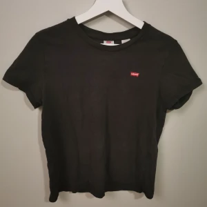 Svart Levi's t-shirt  - Svart t-shirt 