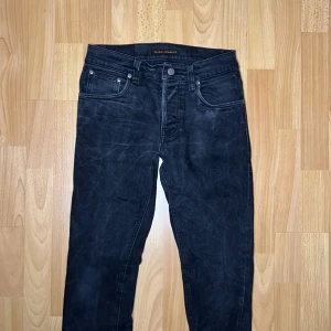 Nudie Jeans - Tja säljer nu ett par Nudie jeans i storlek 29 för endast 399kr! ‼️Storlek 30 passar mer som 29 ‼️Pris är ej hugget i sten, hör av er i dm vid funderingar 🙌
