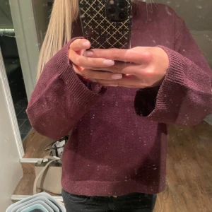 Vinröd stickad tröja - Säljer den här jättefina trendiga tröjan köpt på gina tricot. Den är i storlek L men passar mig jättebra som vanligtvis är en S-M! nästan aldrig använd 💕