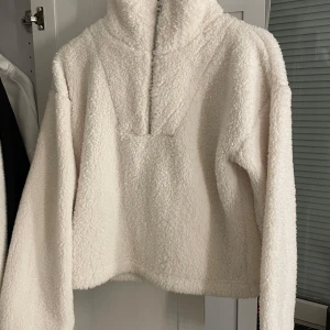 Fluff tröja från Bik Bok - Mysig vit fleece hoodie från Bik Bok i storlek XS. Den har en hög krage och dragkedja framtill, fluffigt typ. Endast använd 1 gång så nästintill nyskick🤍