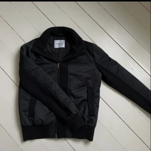 Dondup Cardigan  - Supersnygg svart jacka i nyskick, varm och skön. Storlek 46/M. Fick den i julklapp men tyvärr för liten för mig, snarare som en storlek S.