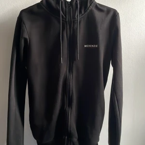  Zip hoodie från McKenzie - Tjena! Säljer en svart zip hoodie från Mckenzie med dragkedja framtill. Hög kvalite på tröjan. Perfekt till din garderob! Priset kan diskuteras!! 