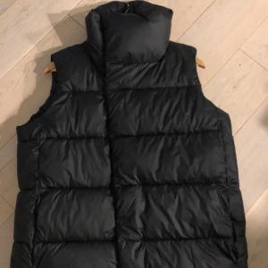 Väst stl S - Oanvänd super snygg väst från soc, stadium. Hög krage.  Unixex rak passform. Stor i storlek.  Passar tjej och kille. Nypris 995kr