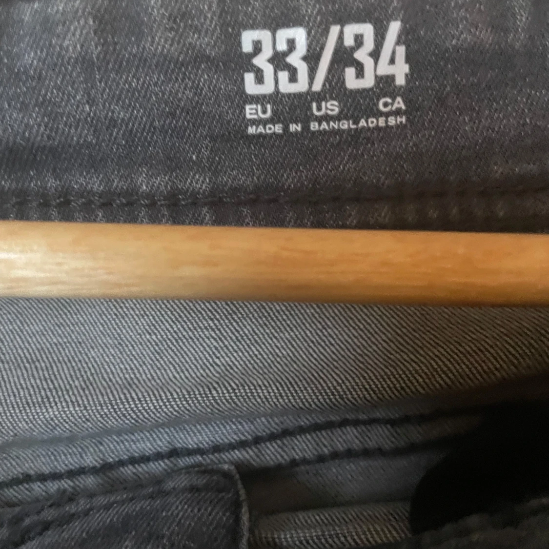 Grå jeans med slitningar påminner om Dsquared2 - 92