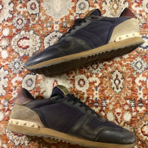 Valentino Rockrunners  - Hej! Säljer nu mina skor från märket Valentino , storlek 46,  okej skick mycket liv kvar, tveka inte på att höra av dig om du har frågor eller funderingar kring skorna!
