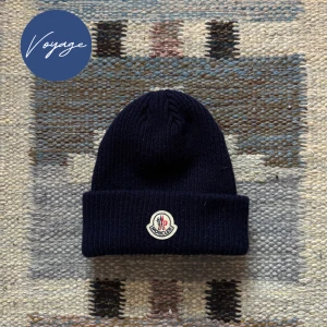 Mörkblå mössa från Moncler - Snygg mörkblá mössa fràn Moncler med broderad logotyp framtill. Perfekt för kyliga dagar och ger en stilren look. Passar bäde till vardags och mer uppklädda tillfällen.