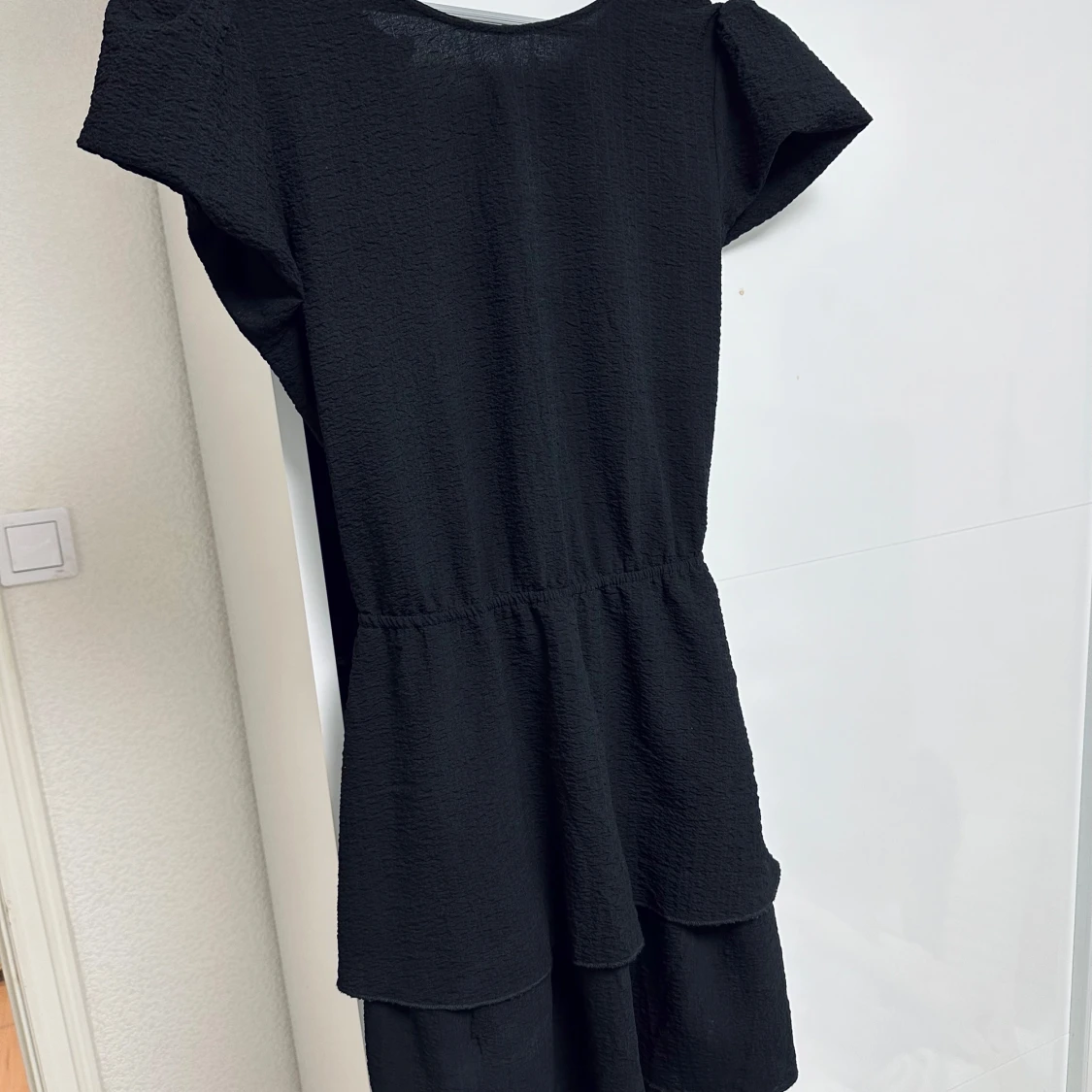 Svart kortklänning med knytband - 91