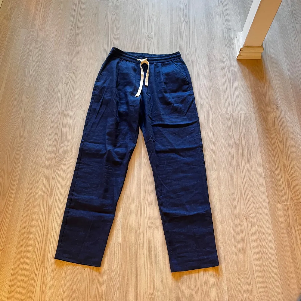 Säljer mina marinblå linnebyxor från Zara som jag aldrig har använt. Det är i helt nytt skick och i storlek S. Nypris är ca 500kr. Kom gärna med prisförslag!. Jeans & Byxor.