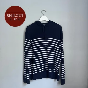 Ralph lauren hoodie - Sjukt snygg och unik hoodie från ralph lauren. Använd men i väldigt bra skick. Det är storlek M men skulle även säga att den passar S beroende på hur man vill att den ska sitta. Skicka DM vid frågor och funderingar! 