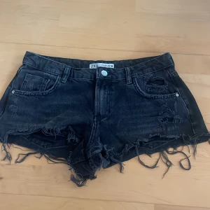Snygga shorts  - Säljer dessa snygga jeans skjorta från zara i bra skick. Dom är fransade och low waist. Midjemått 38 cm
