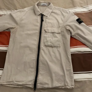 Stone island overshirt - Säljer stone island overshirt Bra skick  Storlek s