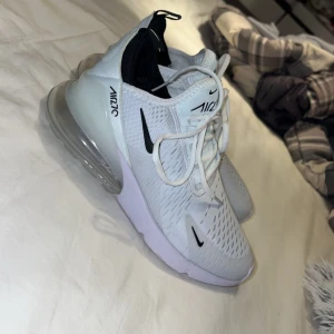Helt nya Nike air Max 270 - Nike air 270 skor, vit och svart, HELT NYA, säljer då de va fel storlek, storlek 39! Mycket fina och trendiga skor till vardags eller träning! 