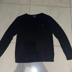 Polo tröja - Säljer nu min riktigt feta stickade polo Ralph lauren tröja i skick 9/10 använd fåtal gånger, inga slitningar mm tröjan passar till allt och är riktigt snygg, den är i storlek XL i barn (18-20) ,hör av er vid minsta fundering, köparen står för frakt😁