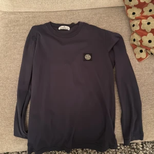 Stone island tröja  - Använd 2 gånger. Passar 150-160. 12 years/152