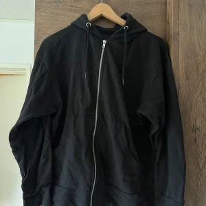Kofta - Svart ziphoodie från lager 157 Xs men stor i storlek 