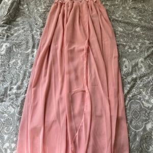 Lång klänning  - Lång klänning i gammal rosa med Fin spets, aldrig använd 